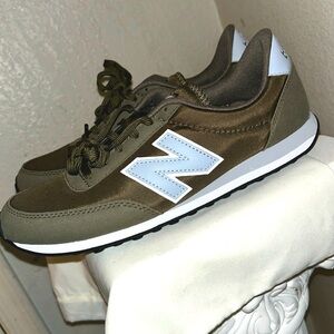 Brand New Women’s New Balance 410 “Dark Sand” Low Runners Size 7.5